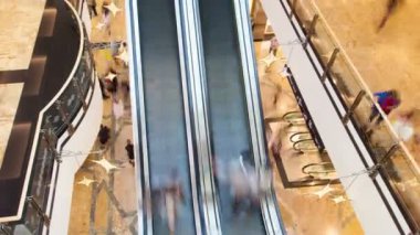 Alışveriş merkezinde yürüyen merdiven Rating zaman atlamalı. yukarı kaydır