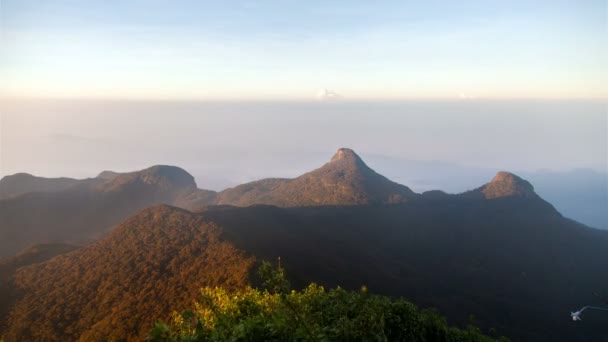 Paisaje de montañas desde el pico de Adán en Surise, Sri Lanka timelapse — Vídeo de stock