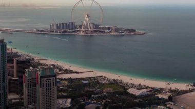 Dönme dolap gün zaman atlamalı ile Dubai plaj. yukarı kaydır