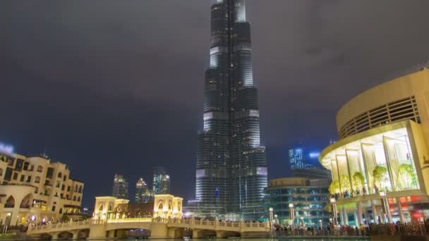 Dubai burj khalifa in der Nacht Zeitraffer. Schwenk nach oben — Stockvideo