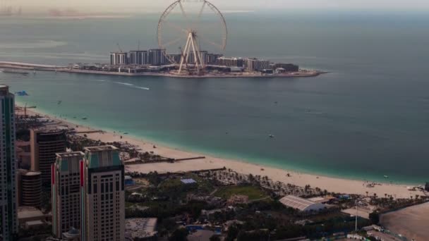 Dubaj plaża z dzień Ferris wheel upływ czasu. przesunąć w górę — Wideo stockowe