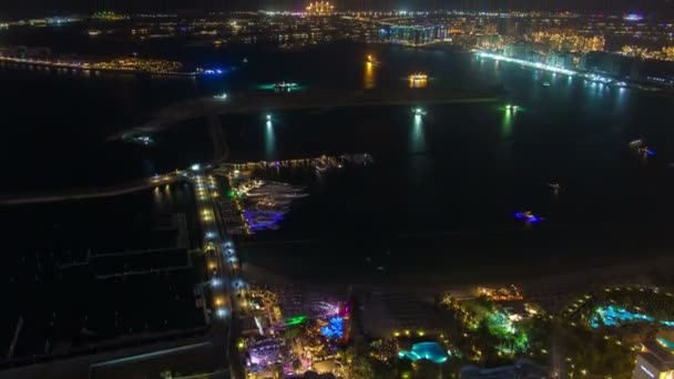 Jumeirah nacht strand luchtfoto panorama Dubai time-lapse. Pan omhoog — Stockvideo