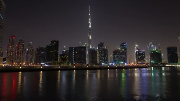 Dubai şehir manzarası gece zaman atlamalı. yukarı kaydır — Stok video