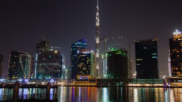Ντουμπάι business bay νύχτα πάροδο του χρόνου. μετατόπιση προς τα επάνω — Αρχείο Βίντεο
