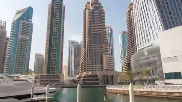 Dubai Marina Hyperlapse. Schwenk nach oben — Stockvideo