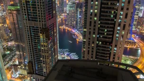 Dubai Marina nacht skyline time-lapse. Pan omhoog — Stockvideo