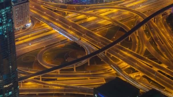 Nacht dubai verkeer kruispunt time-lapse. Pan omhoog — Stockvideo