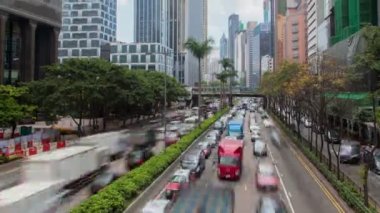 Sokak trafik gün hızlandırılmış Hong Kong gökdelenler ile. yukarı kaydır