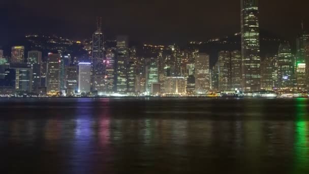 Hong Kong Night panarama wody kanału Time-lapse. przesunąć w górę — Wideo stockowe