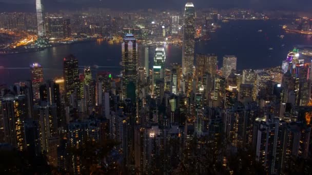 Time-Lapse van Hong Kong's nachts. Pan omhoog — Stockvideo