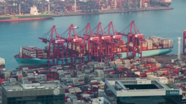 Konteyner bağlantı noktasıyla damarları Time-lapse Hong Kong. yukarı kaydır