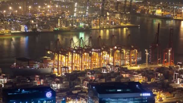 Контейнерный порт в Гонконге с видом на небо в ночное время. pan up — стоковое видео