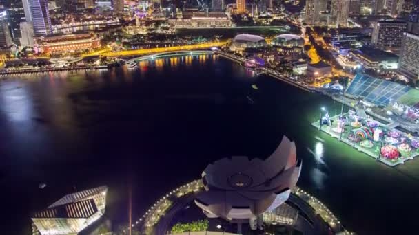 Singapore Skyline met jachten op water nacht time-lapse. Pan omhoog — Stockvideo