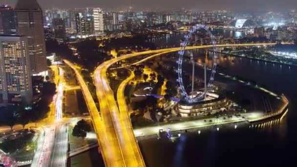Singapore Skyline nacht straat verkeer time-lapse. Pan omhoog — Stockvideo