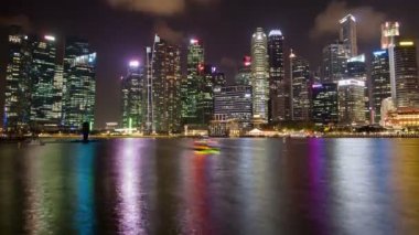 Singapur gökdelenler hızlandırılmış sudaki yansıması ile. yukarı kaydır