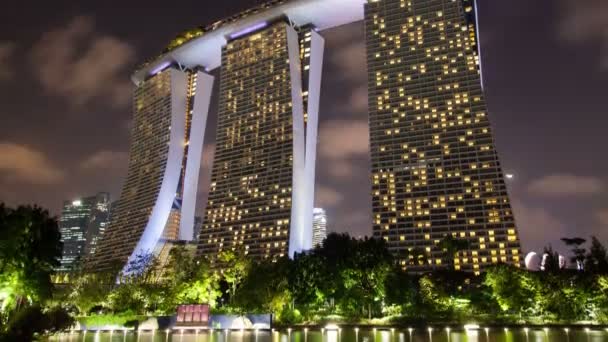 Marina Bay Sands notte nuvoloso time-lapse. pan up — Video Stock