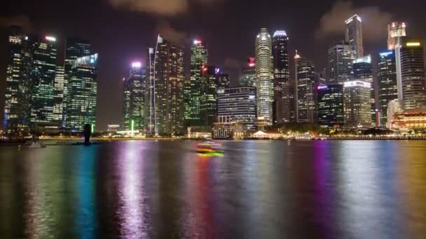 Szingapúr felhőkarcolók tükörképe a vízben gyorsított. Pan-fel — Stock videók
