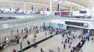İnsanlar trafik içinde Hong Kong Uluslararası Havaalanı zaman atlamalı