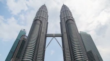 Süratle seyir eden bulutlar zaman hata ile Petronas İkiz Kuleleri