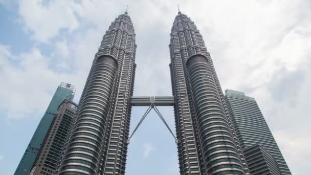 Torres gêmeas Petronas com nuvens em movimento rápido time-lapse — Vídeo de Stock