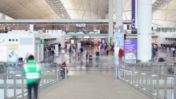 İnsanlar trafik içinde Hong Kong Uluslararası Havaalanı zaman atlamalı — Stok video