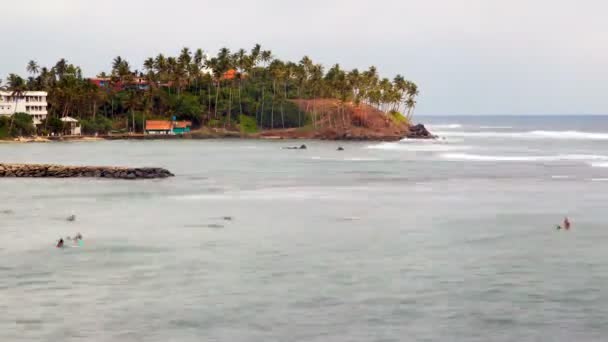 Shore krajobraz ocean z spot dla surfing Mirissa, Sri Lanka timelapse — Wideo stockowe