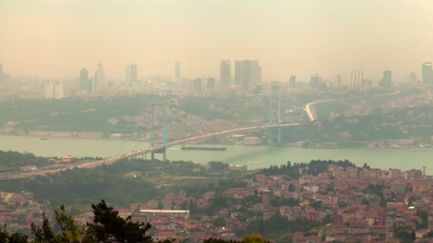 Istanbul city sunset timelapse av Bosporenbron med smog — Stockvideo