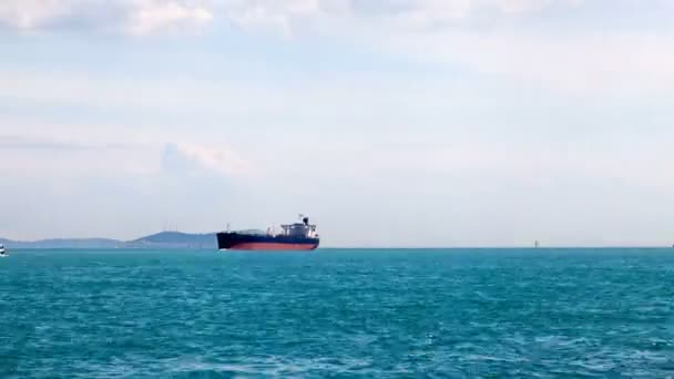 商船在博斯普鲁斯海峡伊斯坦布尔土耳其日的海峡延时 — 图库视频影像