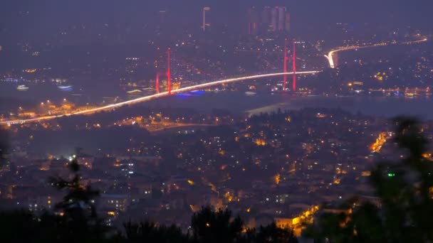 Istanbul Stadt Zeitraffer der Bosporus-Brücke von Camlica Hill mit Smog — Stockvideo