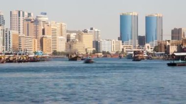 Dubai eski şehrin kentsel hızlandırılmış BAE kanal. vınlamak dışarı