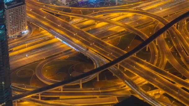 Nacht verkeer snelweg Junction time-lapse UAE. uitzoomen — Stockvideo