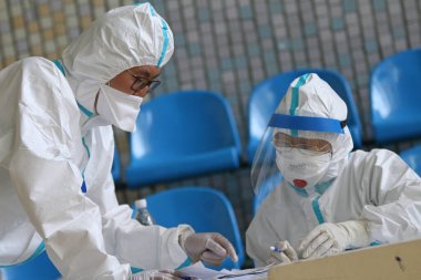 Kırgız Cumhuriyeti 'nin Bişkek kentindeki geçici Covid-19 Bakım Merkezi' nde 8 Temmuz 2020 'de tıbbi profesyoneller çalışıyor..