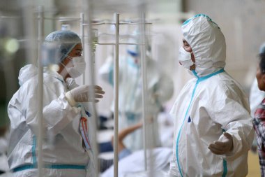 Kırgız Cumhuriyeti 'nin Bişkek kentindeki geçici Covid-19 Bakım Merkezi' nde 8 Temmuz 2020 'de tıbbi profesyoneller çalışıyor..