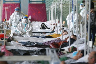 Bir hasta, 8 Temmuz 2020 'de Kırgız Cumhuriyeti' nin Bişkek kentindeki geçici Covid-19 Bakım Merkezi 'nden yardım alıyor..