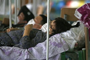 Bir hasta, 8 Temmuz 2020 'de Kırgız Cumhuriyeti' nin Bişkek kentindeki geçici Covid-19 Bakım Merkezi 'nden yardım alıyor..