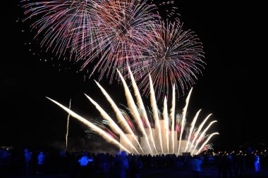 Kuyruklu yıldızlar ve renkli krizantem havai fişek üzerinde kürek kanal - Moskova, Rusya - muhteşem renkli Japon fireworks uygulamasında kasımpatı ve kuyrukluyıldızlar yıllık uluslararası festival ışık daire kapanış töreninde şekli