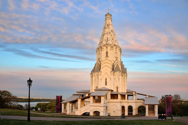 Şaşırtıcı günbatımı gökyüzü üzerinde yükseliş kiliseyle ışık gösterisi - Moskova, Rusya - güzel sonbahar gün batımından önce antik kilise yükseliş Kolomenskoye Estate üzerinde bulutlu gökyüzü 