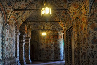 Moskova, Rusya - 25 Ocak, 2018old ışıkları iç Galerisi Aziz Basil Katedrali. St Galeri muhteşem iç / Basil Katedrali dekore ile çiçek süsler.