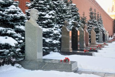 Moskova, Rusya - 25 Ocak 2018 mezarları Sovyet liderleri (Stalin'in lahit ön planda) ve mavi çam ağaçları çizgi boyunca Moskova Kremlin Duvarı Kızıl Meydan, nekropol, kışın kar kaplı. Nekropol, Kızıl meydan.
