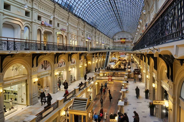 Moscow, Rusya Federasyonu - 25 Ocak 2018 sakız cam çatısı altında Twilight içinde - Sakız, ana evrensel mağaza ülkenin muhteşem iç kaplı çelik çerçeve ve cam çatı ile.