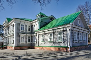 Moscow Region - 14 Nisan 2018 Fedoskino Lukutin ahşap evde bir bahar sezonu. Rus cila minyatür Doğum yeri evler Moskova bölgesel halk Sanatlar Müzesi ve el sanatları.