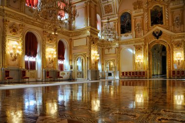 Moskova, Rusya - Eylül 29, 2018light yansımalar muhteşem St. Alexander koridorda. Alexandrovskiy (St. Alexander'ın) Hall Grand Kremlin Sarayı'nın iç.