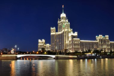 Moskova, Rusya - ışıklı Stalinist yüksek katlı konut Moskova Nehri Kotelnicheskaya dolgu üzerinde yaz alacakaranlıkta binanın gece görünümü.