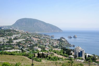 Gurzuf İlçesi yerleşim dağ Au-Dag ve gözlem güverte bir tepenin üstüne Adalary kayalardan genel bakış. Yalta, Güney Sahili Kırım yarımadası 10 km