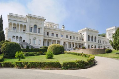 Yalta, Crimea - May 05, 2017 genel bakış beyaz-stone şaşırtıcı Park'tan Livadia Sarayı. Kırım güney kıyısında güzel bir inci ve mimari anıt sarayıdır.