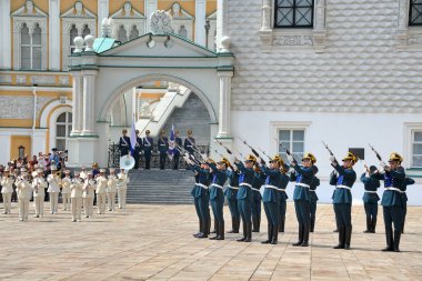 Moscow, Rusya Federasyonu - 16 Temmuz 2016 onur Sks üzerinden bir silah selam Katedral Meydanı'nda tören Cumhurbaşkanlığı alayı Moskova Kremlin'ayak ve Süvari muhafız olarak değiştirilmesi sırasında tüfek korumaları ateş.