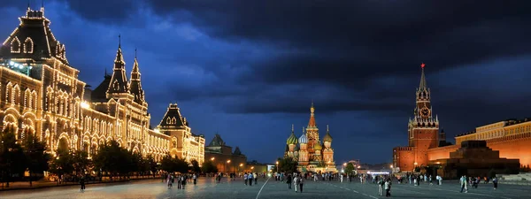 モスクワ ロシア連邦 照らされた聖ワシリイ大聖堂 赤の広場の 2009Panorama モールまでの道のりでクレムリン塔とレーニンの墓 Umpressive の夕暮れの空の下で夏の夜に — ストック写真