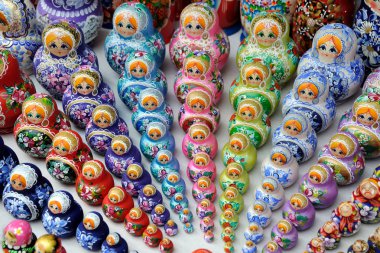 Şirin Rus iç içe bebek Matryoshka birlikte en büyük küçüğüm için toplama rengine göre satırları ayarla görüntülemek teker birçok satıcı tezgahları Izmailovo de Vernissage Craft piyasa ticaret satırlardaki