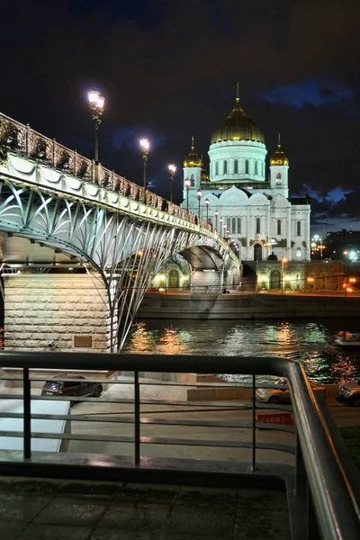 モスクワ ロシア連邦 救世主キリストの壮大な大聖堂に夕暮れの輝き 家父長制の歩道橋の階段から救世主キリスト大聖堂の印象的なナイト ショット — ストック写真