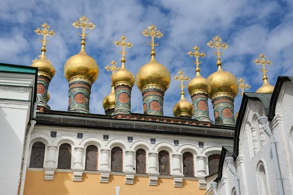 モスクワ ロシア連邦 モスクワ クレムリンの美しい空に対して Terem 宮殿教会のキューポラは金色 の小さいドラムと裁判所の金色のドーム教会 世紀の Terem 宮殿に建設 — ストック写真